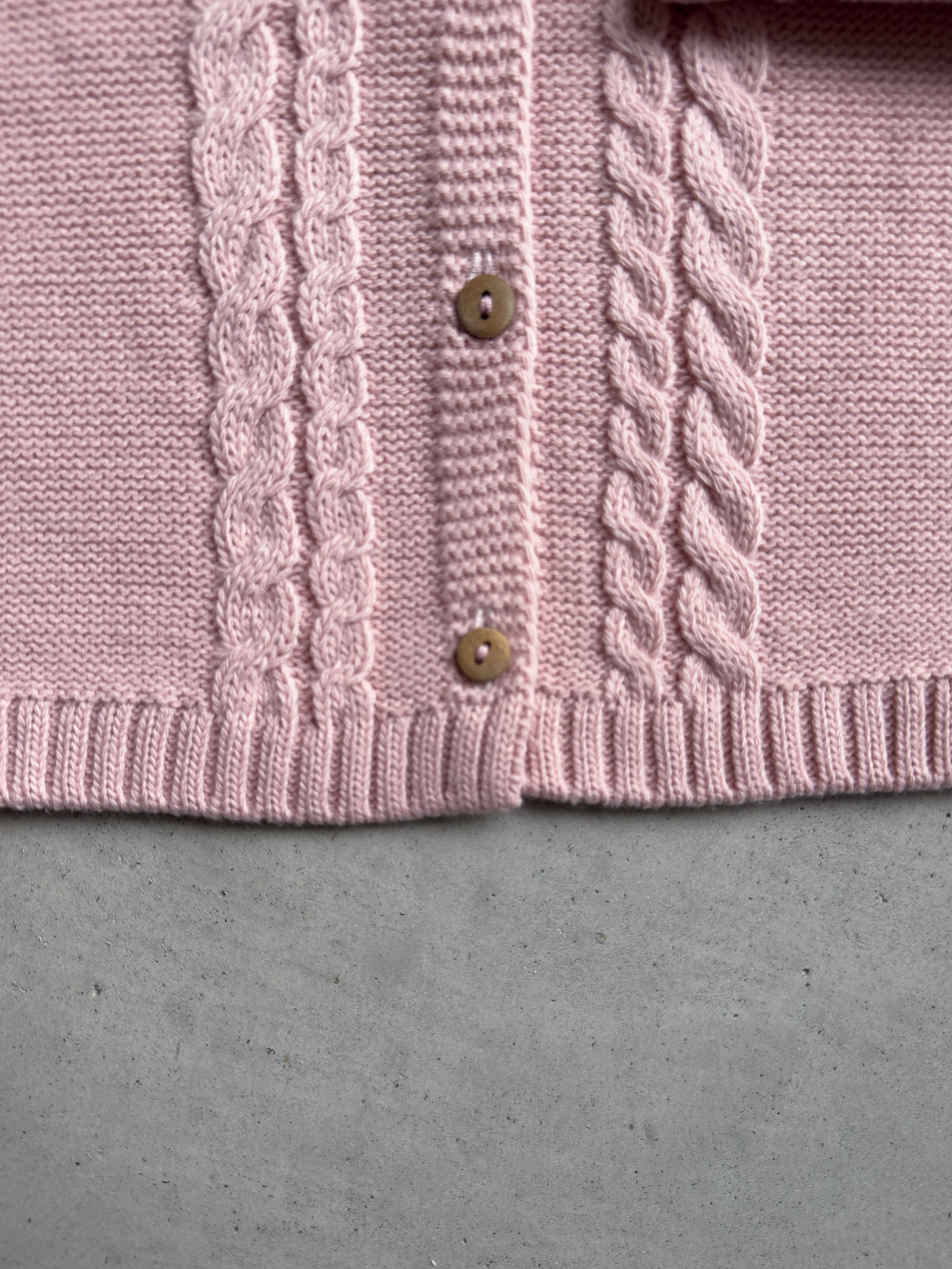 Baby breien vlechtjasje