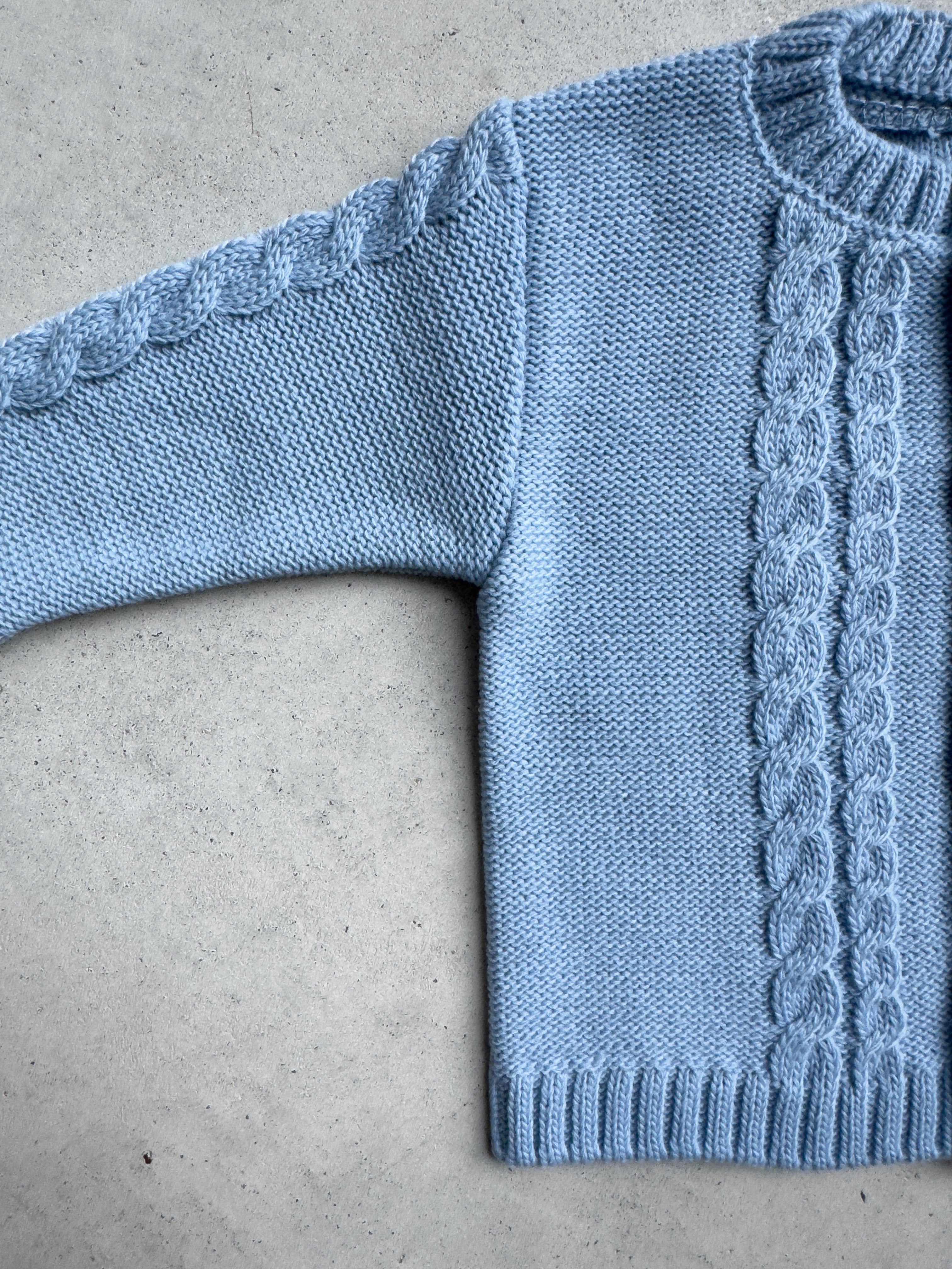 Baby breien vlechtjasje