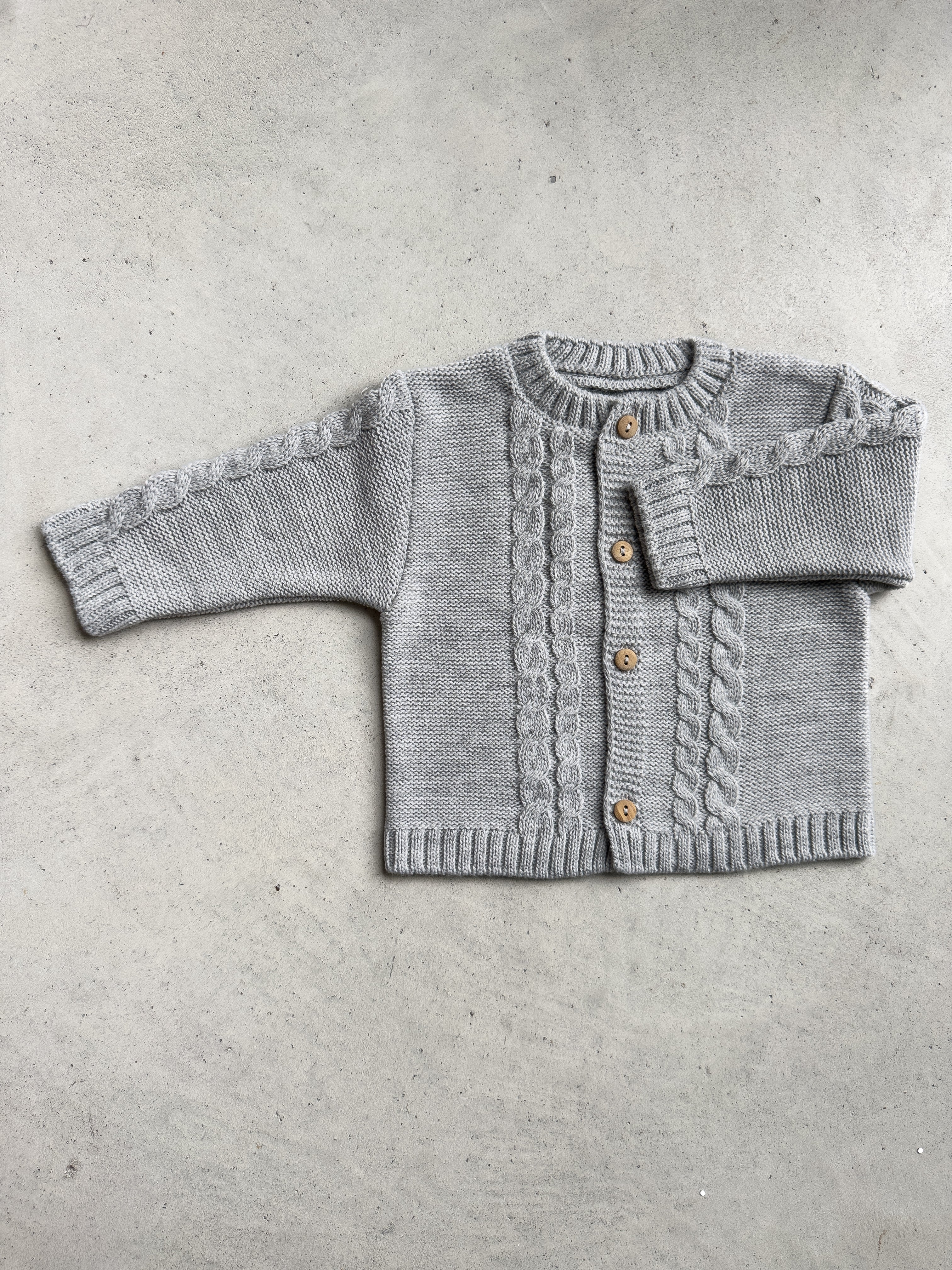 Baby breien vlechtjasje