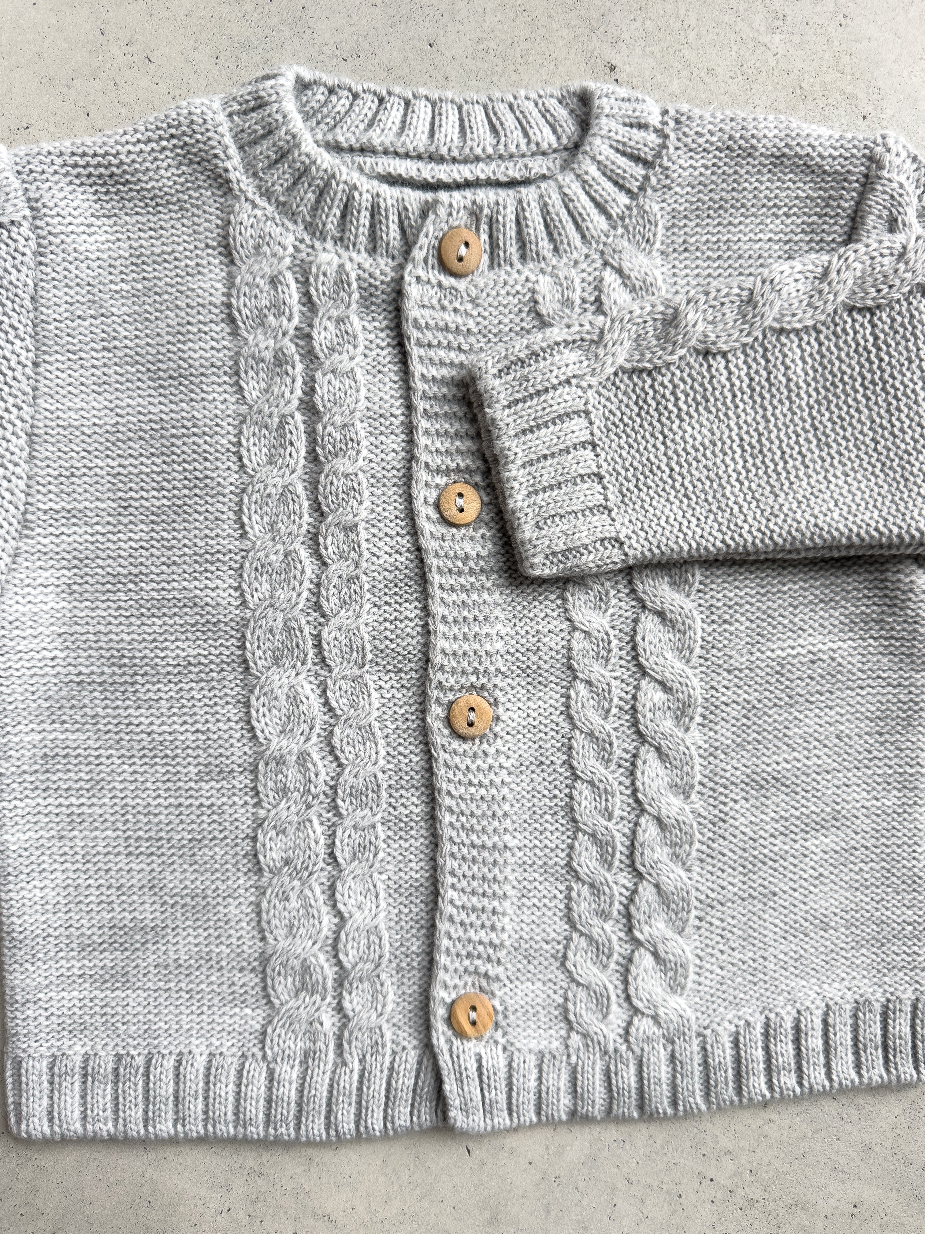 Baby breien vlechtjasje