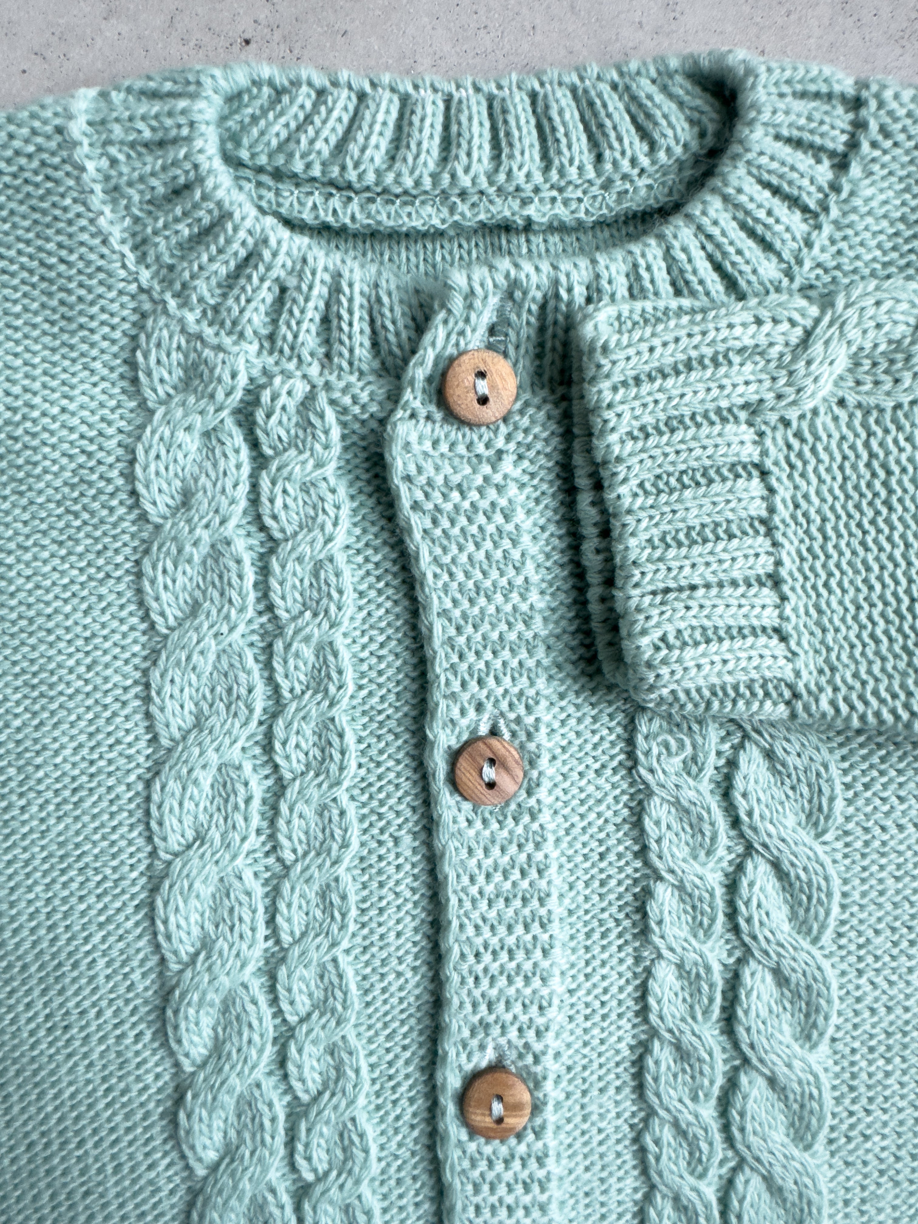 Baby breien vlechtjasje