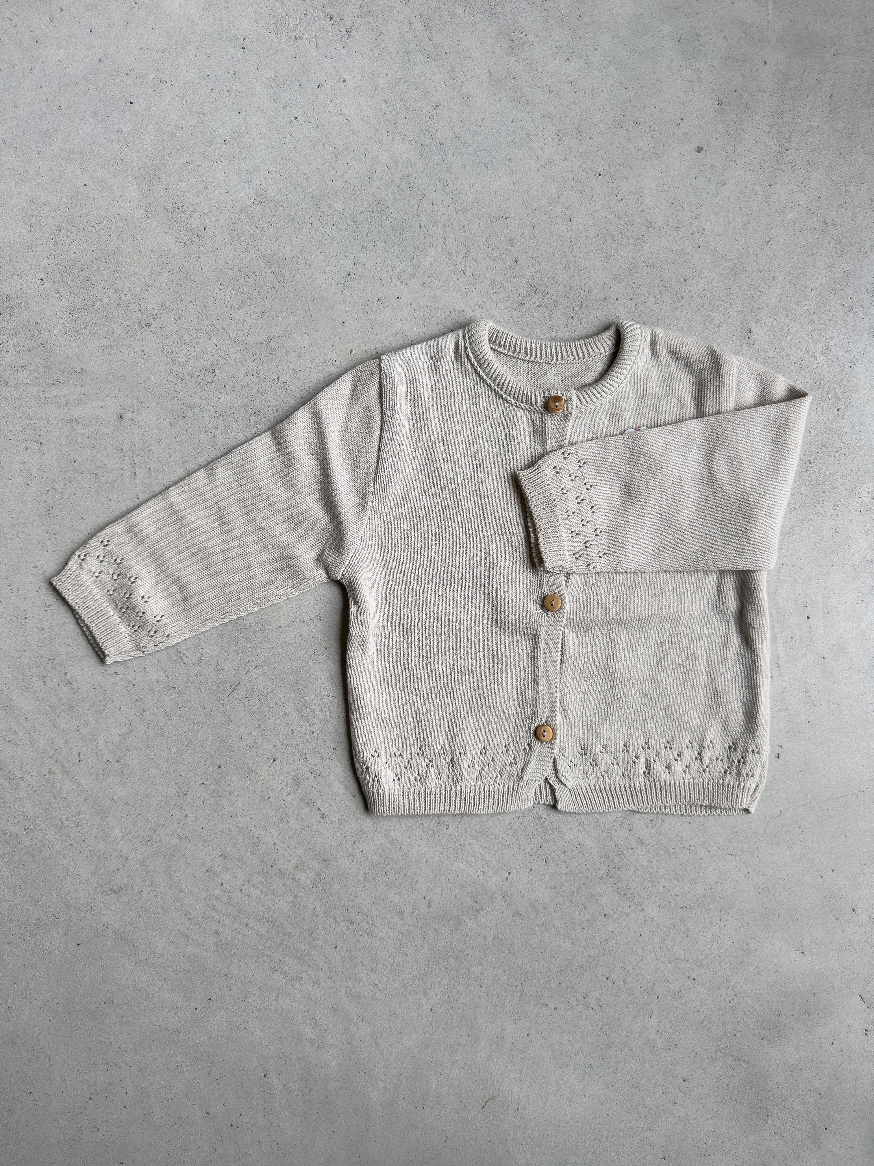 Baby katoenen gebreide jas met houten knopen