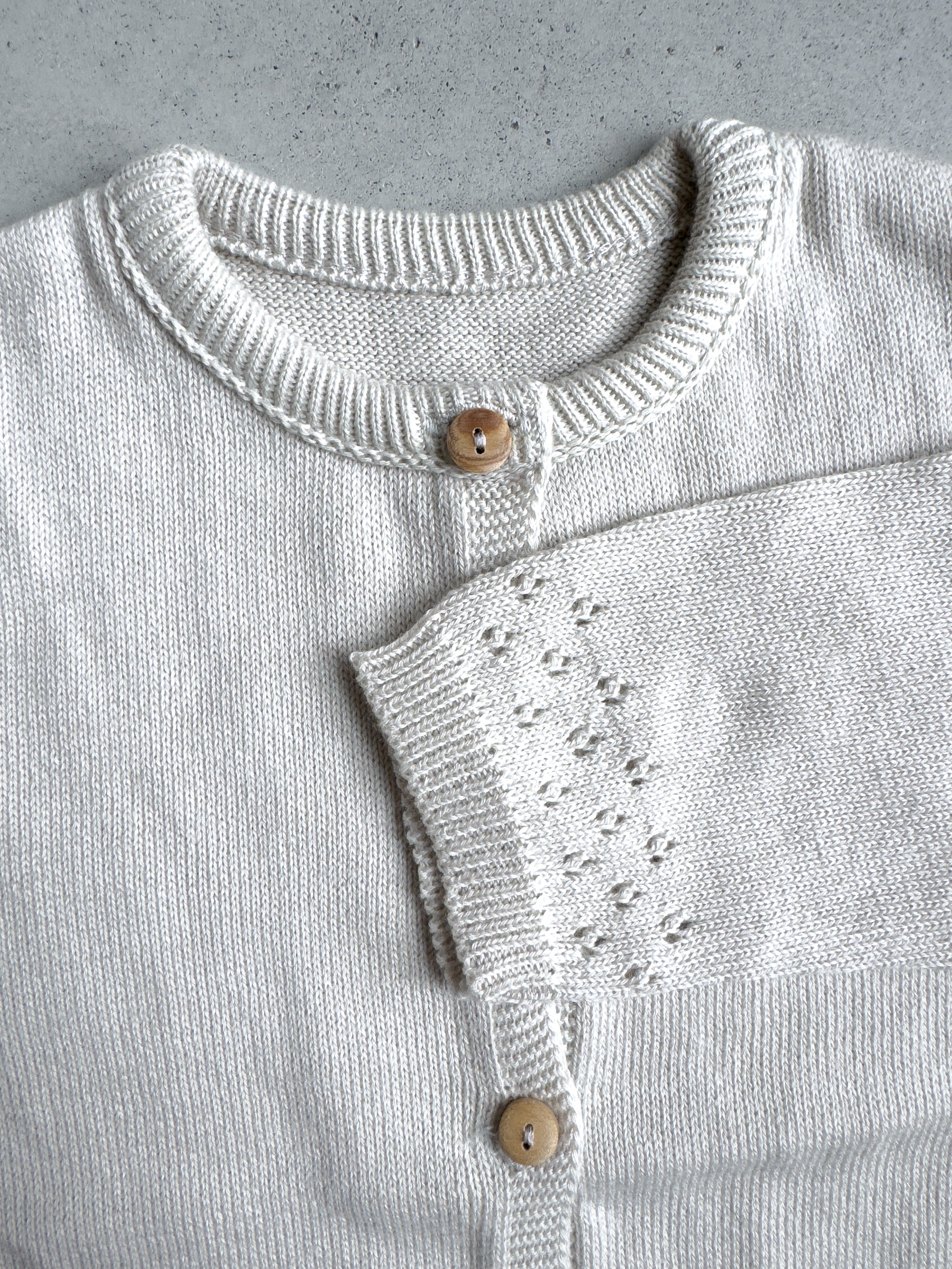 Baby katoenen gebreide jas met houten knopen
